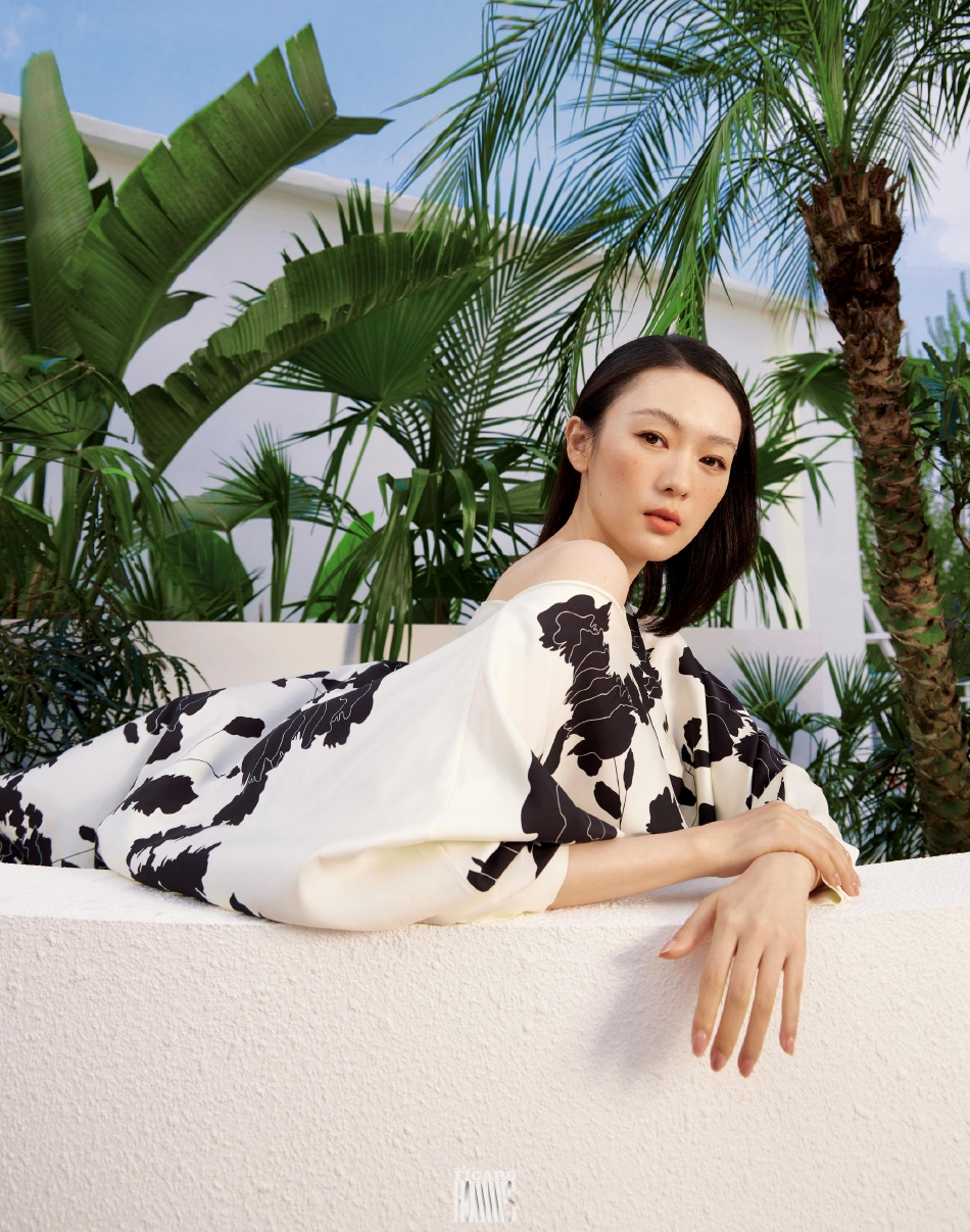 组图:童瑶雀斑妆封面大片释出 着黑色修身长裙气质端庄优雅