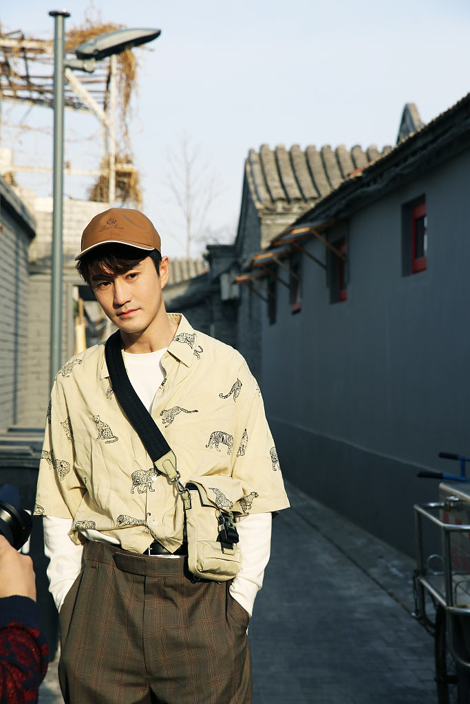 杨玏京味写真花絮曝光 斜阳下穿梭北京胡同氛围感满满