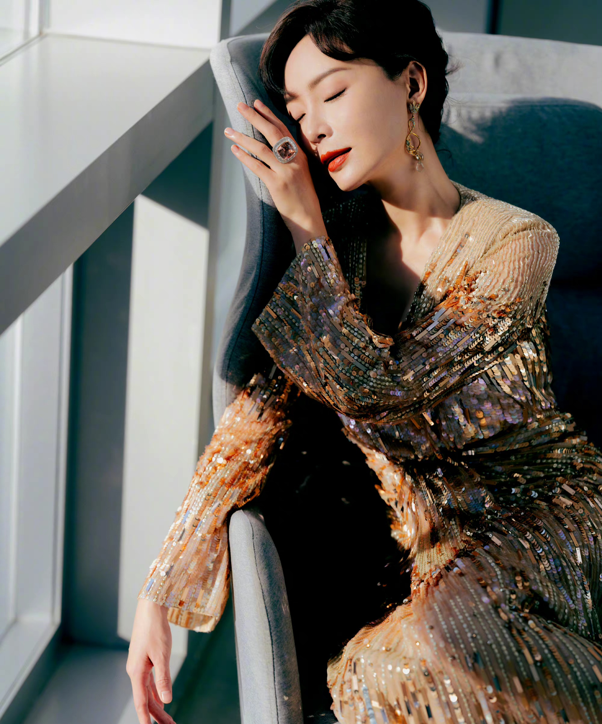 45岁陈数气质出众,眉梢眼角全是风情,身材傲人