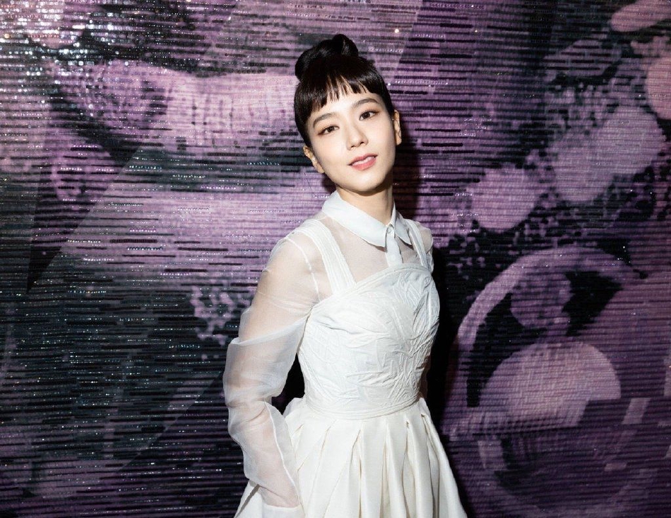 组图:金智秀白色长裙丸子头现身活动 俏皮优雅好似在逃公主