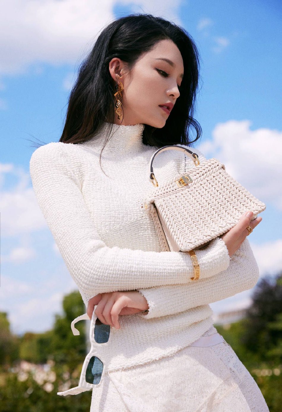 组图:李沁巴黎时装周造型大片 身穿白色蕾丝镂空裙温婉优雅