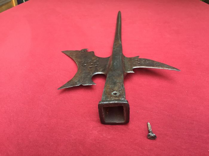 骑兵克星,中国兵器的亲戚——欧式长戟,很像吕布的无双方天戟