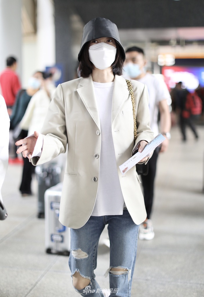 组图:王丽坤戴盆帽配破洞裤素雅潮流 笑眼弯弯女神范儿足