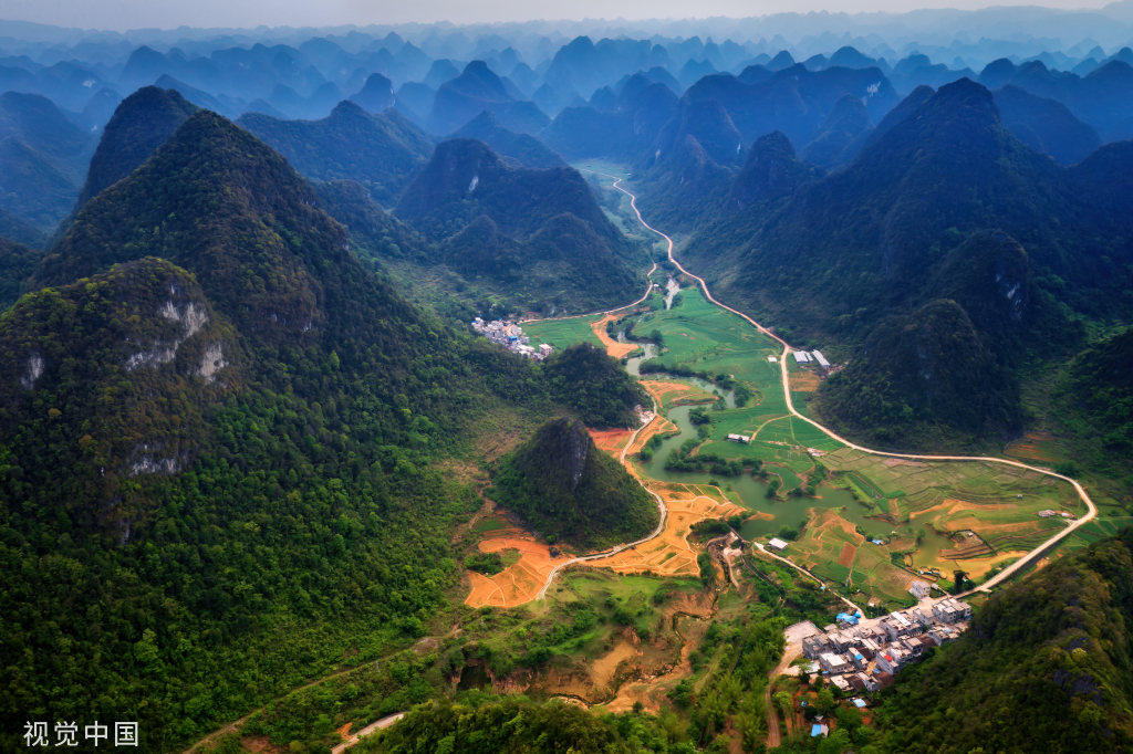 广西百色:喀斯特峰丛环绕山间田园