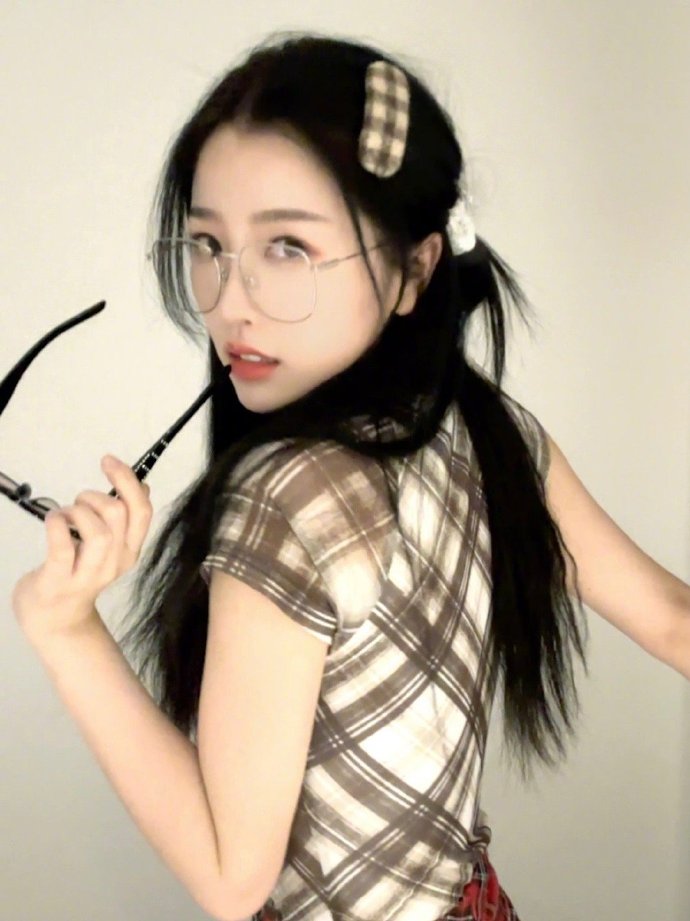 组图:虞书欣穿格子短裙甜辣俏皮 脸颊比心单眼wink可爱满贯