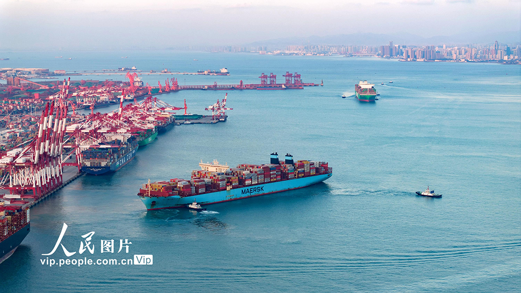 山东青岛港前湾集装箱码头一派红火景象