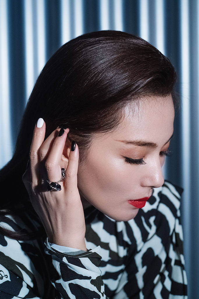 刘涛豹纹红唇时尚大片超酷飒 立足黑白光影交织间氛围感爆棚