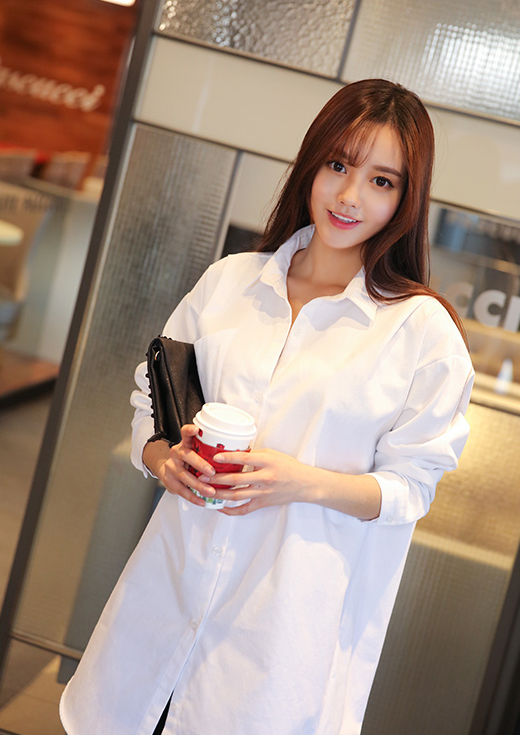 孙允珠清纯写真:纯白色开胸衬衫&无袖针织背心