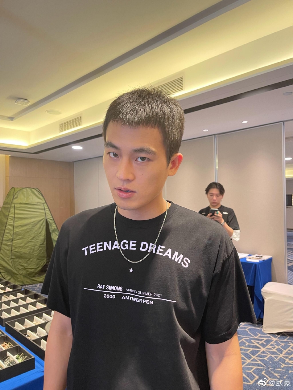 组图:《风吹半夏》收官 欧豪晒童骁骑各个时期造型照告别