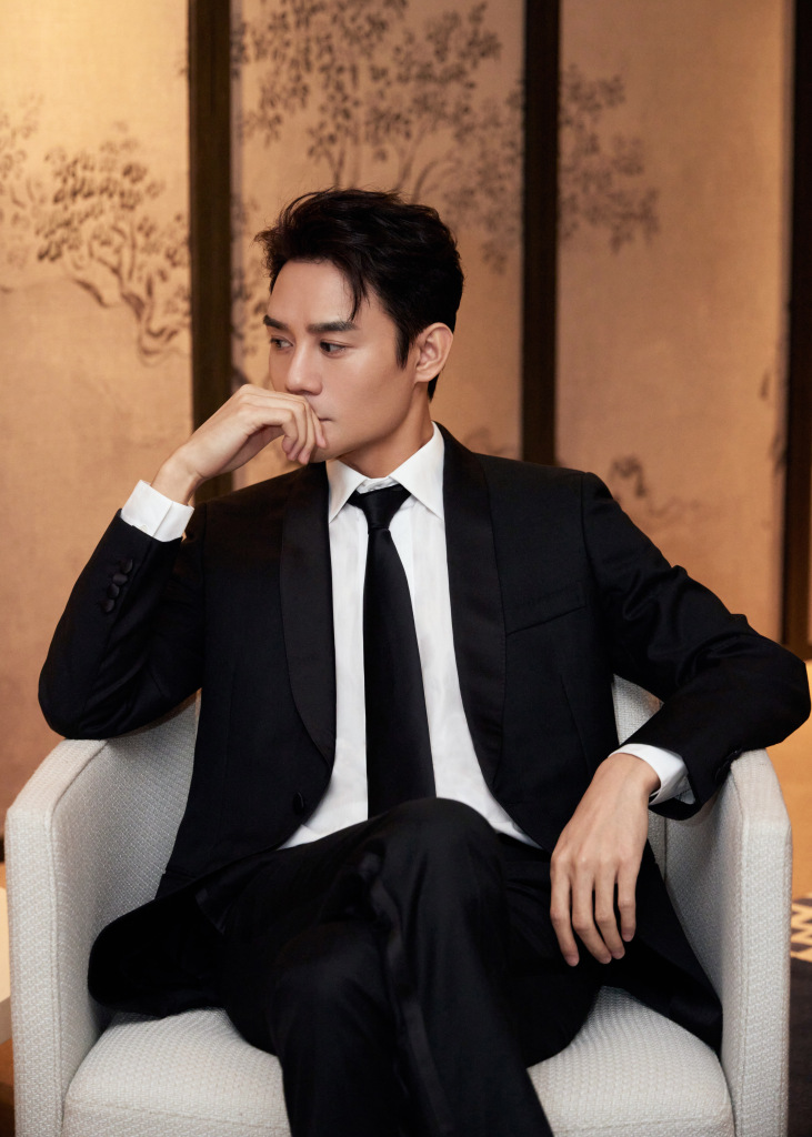 王凯黑出席第33届电视剧飞天奖颁奖典礼 西装造型正气儒雅