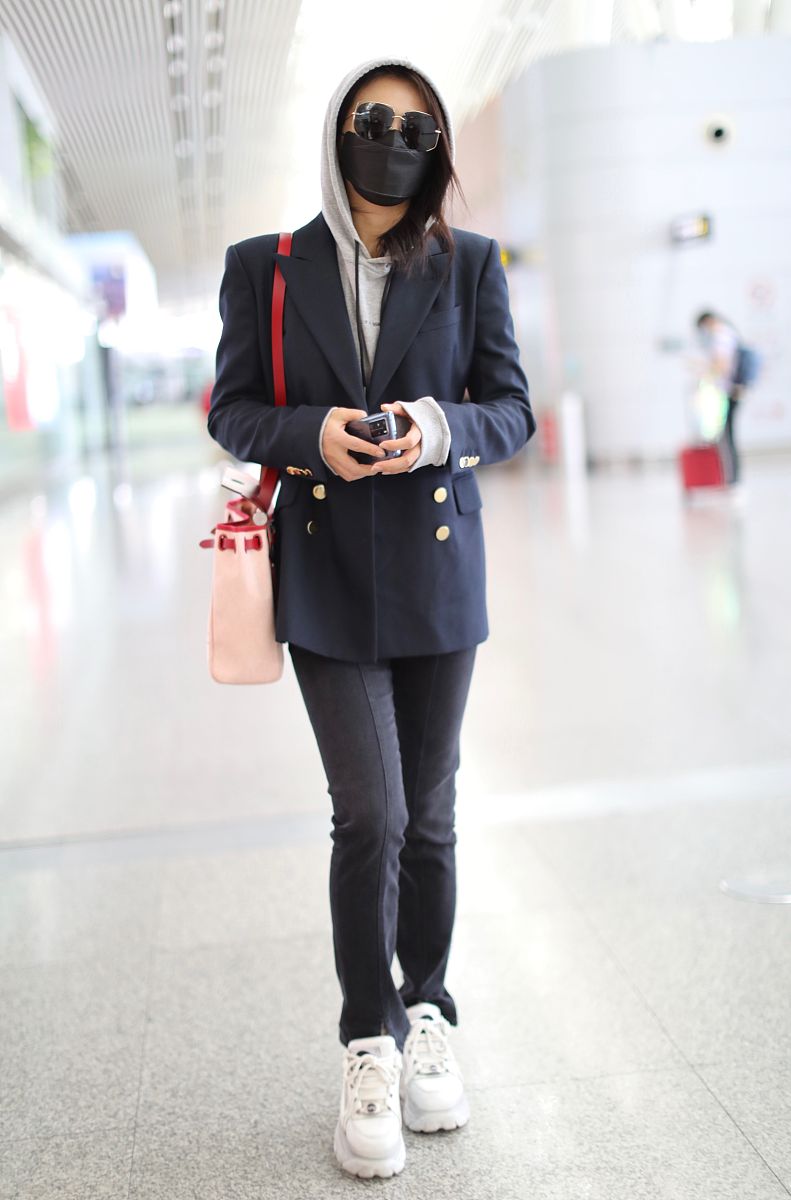 刘涛街拍:双排扣西装铅笔裤 buffalo厚底鞋商务干练