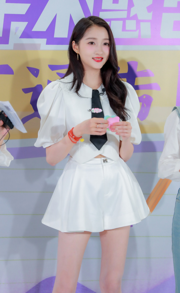 关晓彤甜美短裙现身通告日 为新剧《二十不惑2》造势超少女