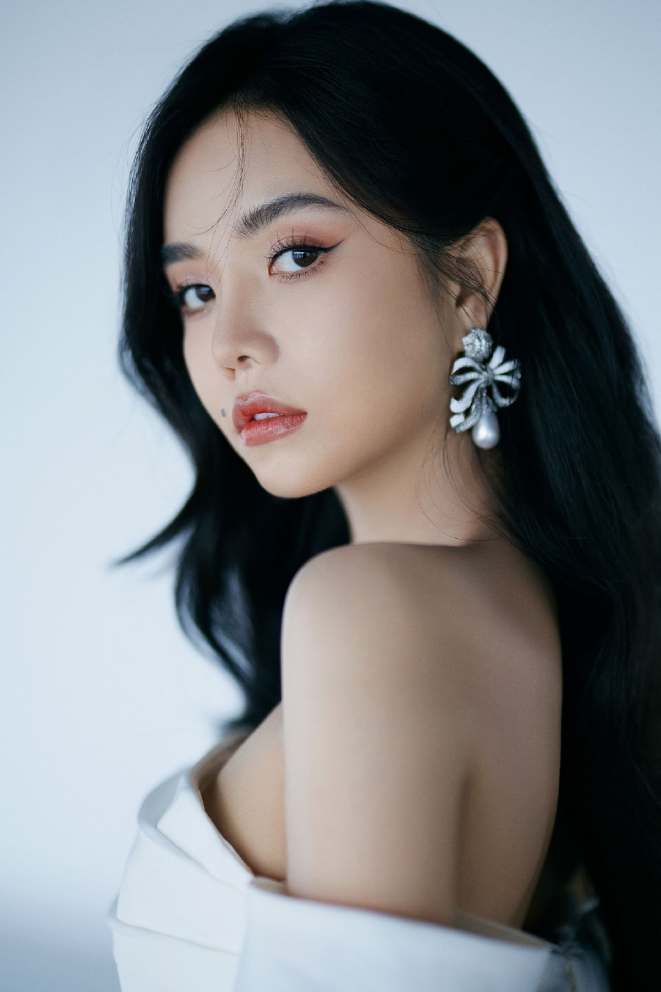 组图:安崎登《声生不息》舞台倾情献唱 白色抹胸造型浪漫柔美