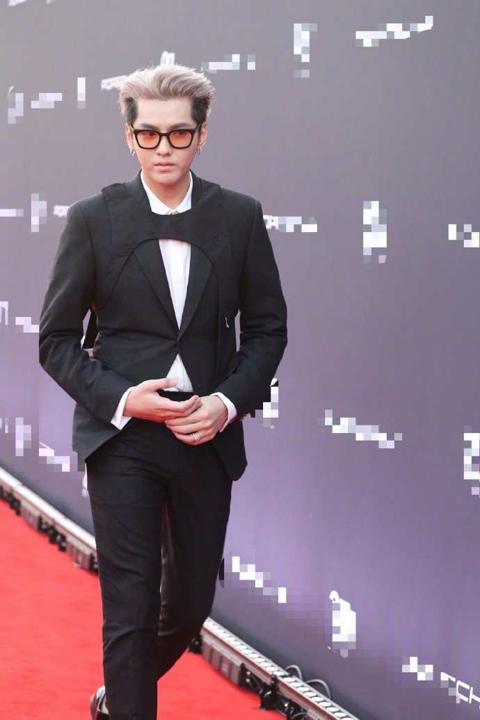 组图:吴亦凡穿黑色西装现身生图能打 银发造型超酷长腿瞩目