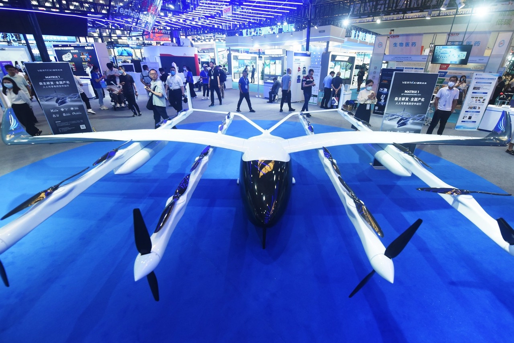 国产新型载人电动垂直起降飞行器亮相上海