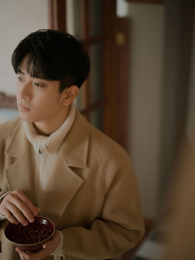 陈若轩复古造型写真文艺范儿十足 着驼色大衣化身冬日男友