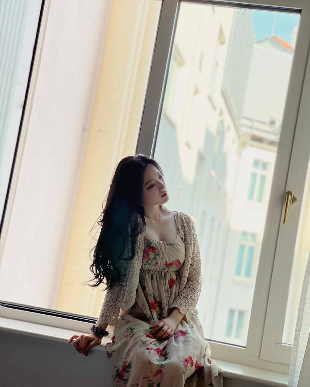 叶舒华私服美照更新一则,卷发搭配碎花裙,散发甜美的夏日气息