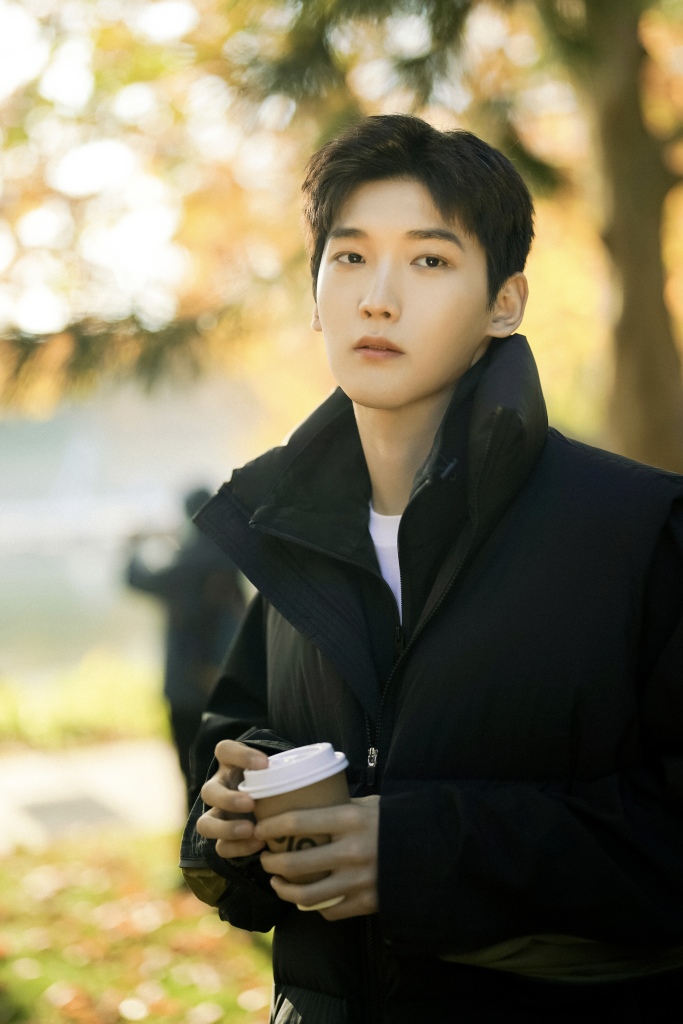 邢昭林晚秋银杏叶写真 似韩剧男主角镜头感满满