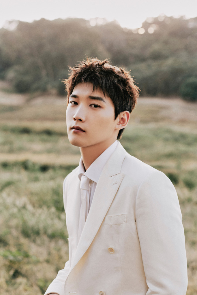 邢昭林发布白色西装造型写真 即将参加金鸡奖闭幕式