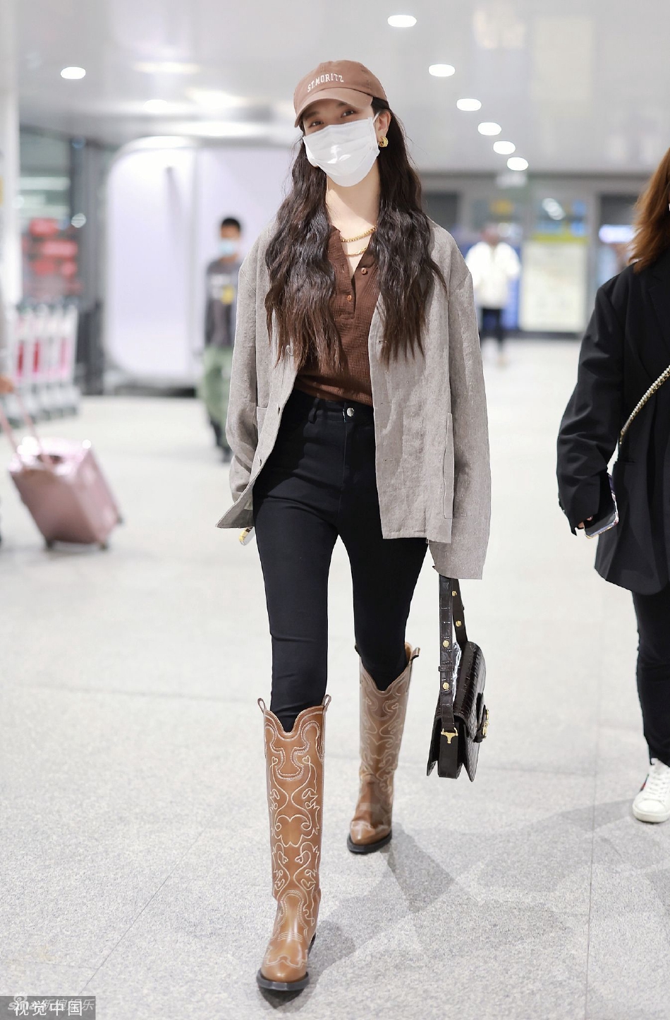组图:宋妍霏灰西装配高筒靴现身 戴鸭舌帽休闲干练
