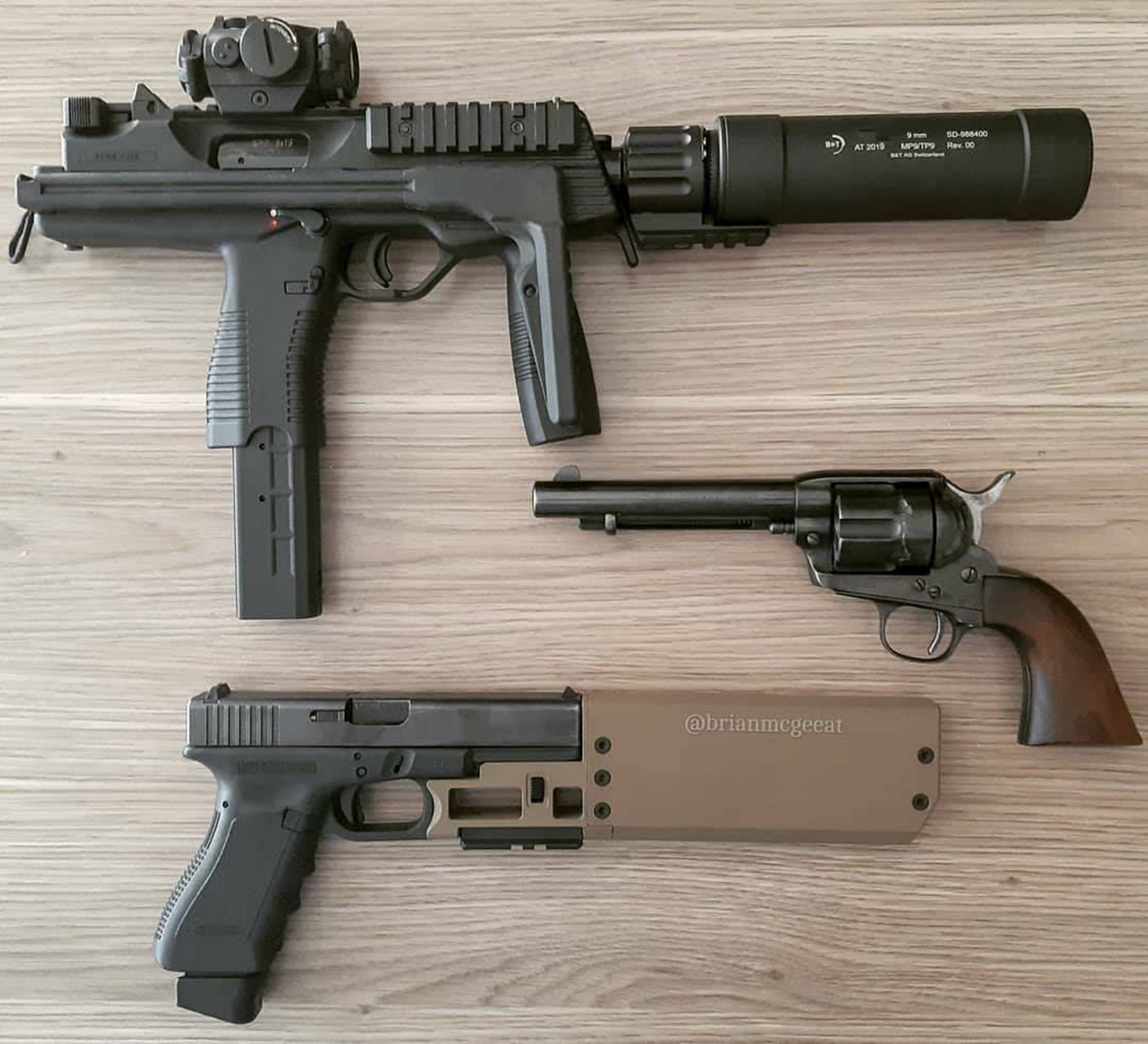 轻武器欣赏系列,帅帅的手枪美图,看看就很知足