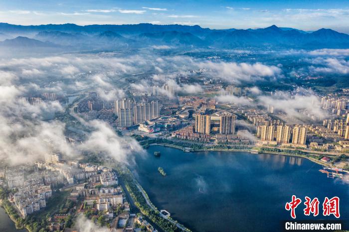 航拍江西武宁县城平流雾景观 云雾缭绕美如画