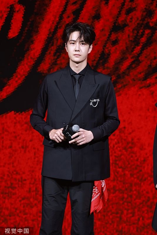 组图:王一博全黑西装造型出席活动 衣边挂红色头巾潮酷十足