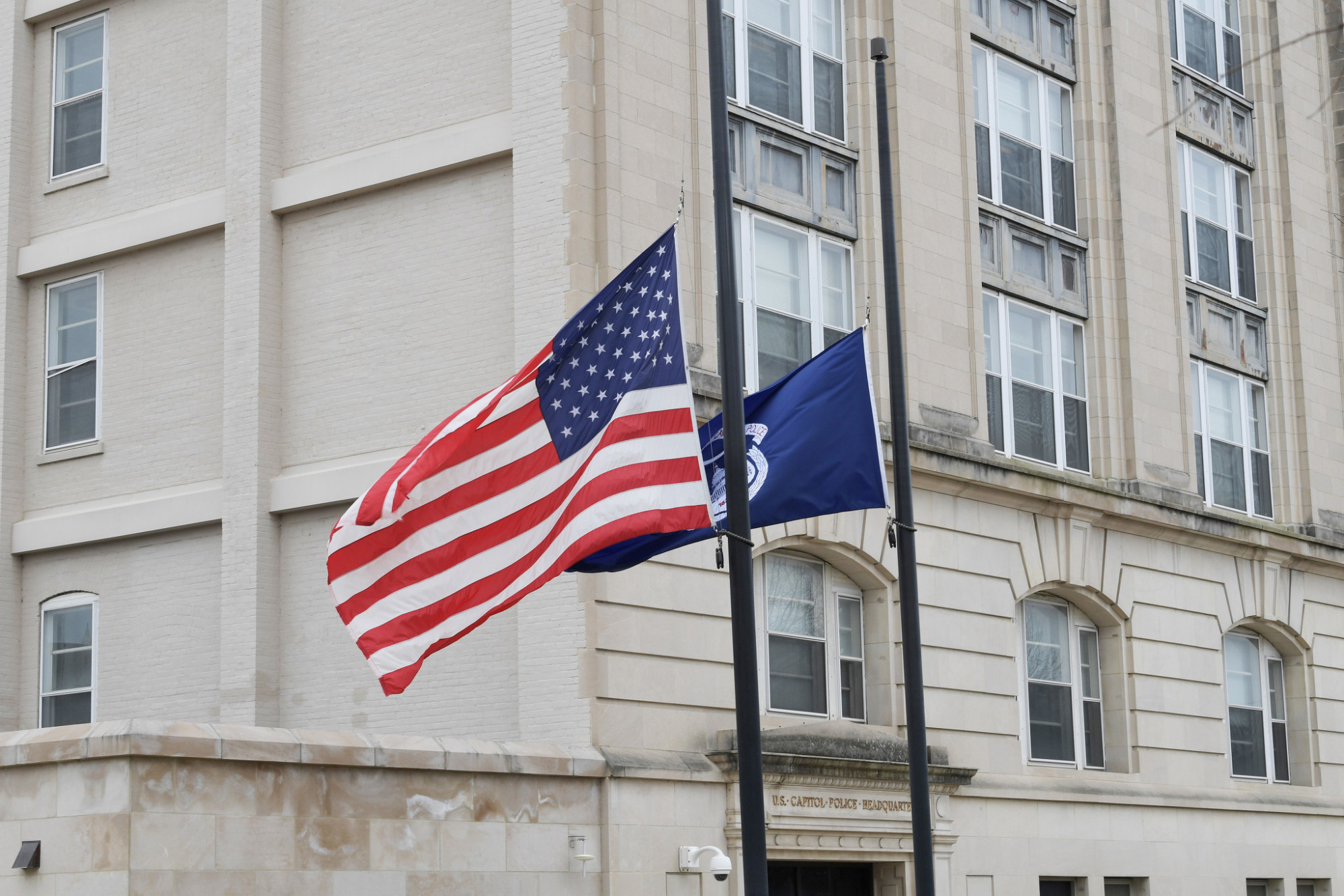 美国国会冲击事件一受伤警察死亡 华盛顿降半旗致哀