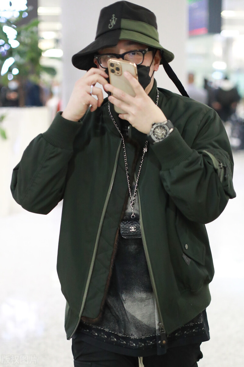 上海,潘玮柏现身机场