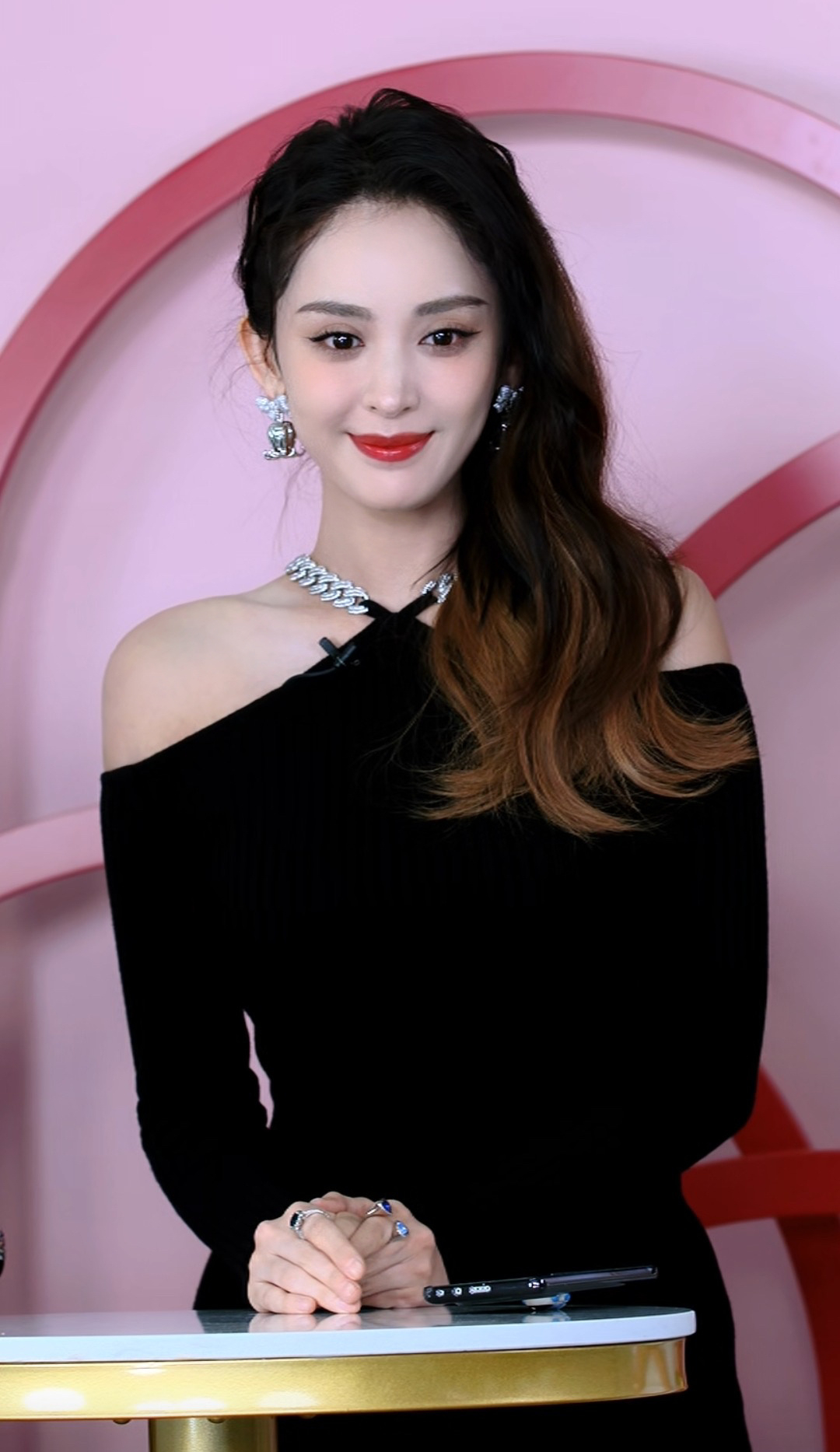 古力娜扎穿纯黑长裙出席活动,展露性感香肩状态好!