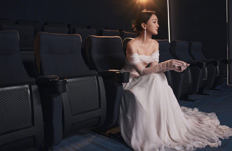 组图:周迅着白纱长裙优雅大气 侧颜唯美氛围感十足