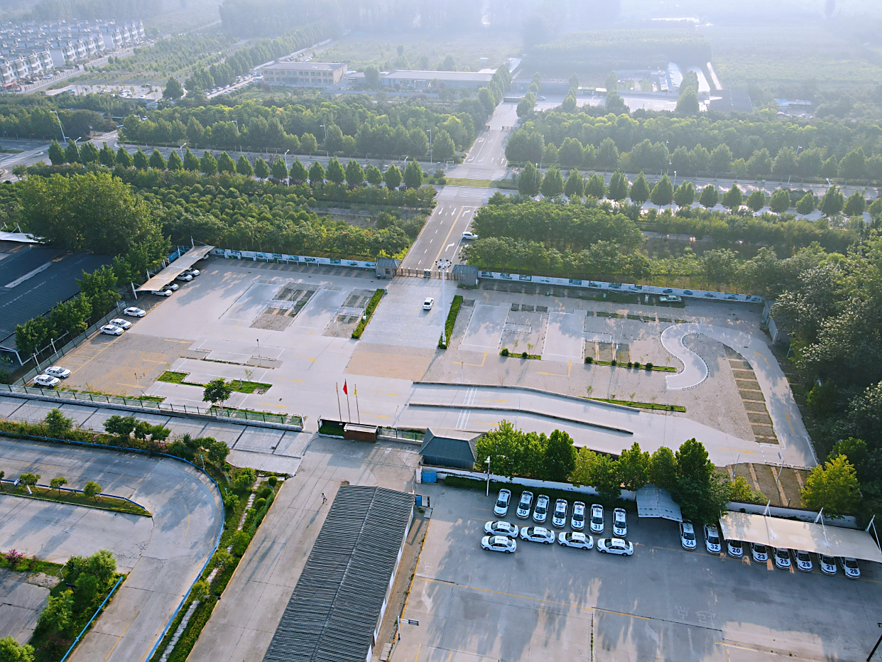 航拍郑州成功驾校邙山校区,第一个感觉场地大车多!