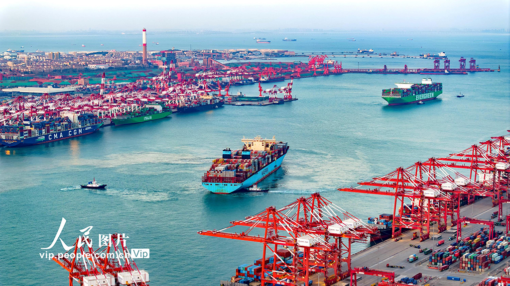 山东青岛港前湾集装箱码头一派红火景象