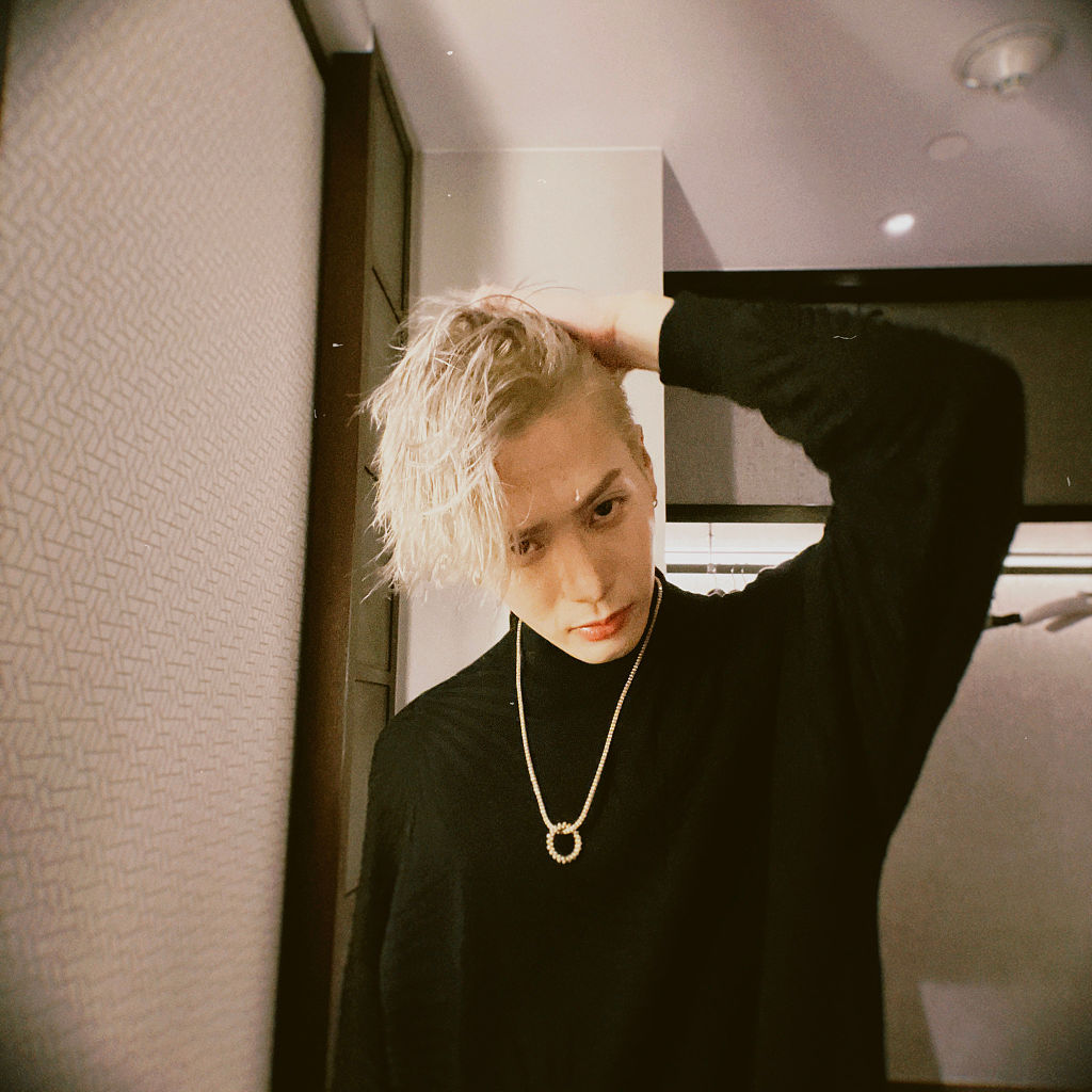 王嘉尔发布随性自拍洒脱不羁 手抓银色长发表情张扬