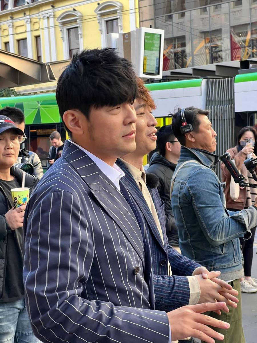 组图:周杰伦现身墨尔本街头录制综艺 西装白裤状态俱佳