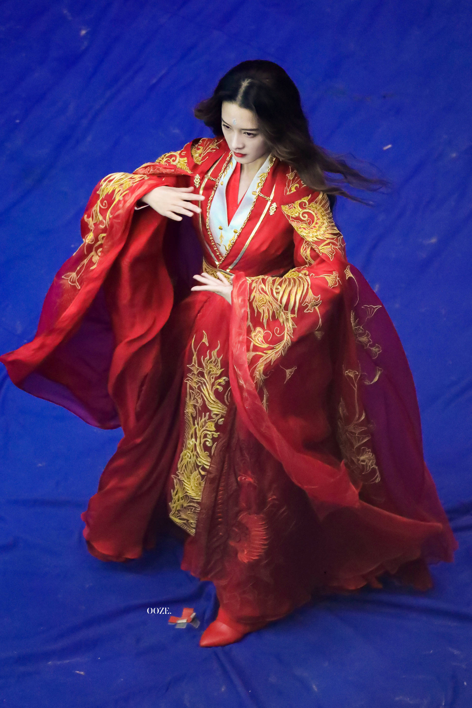 李沁红衣古装路透,气质美人