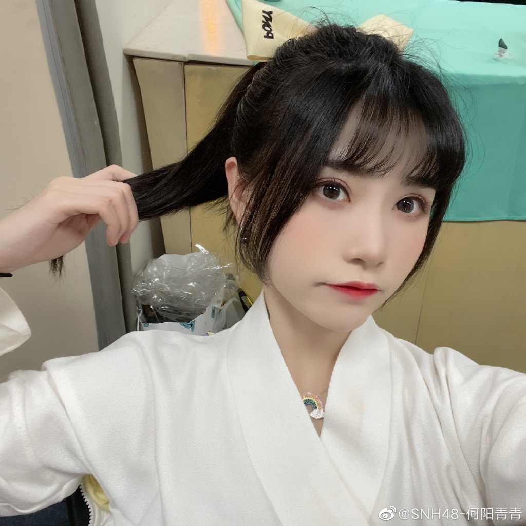 美女歌手何阳青青迷人美照欣赏真好看