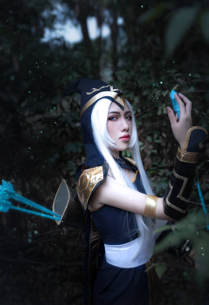 小姐姐cos英雄联盟艾希,黑夜中的射手让你无法捕捉