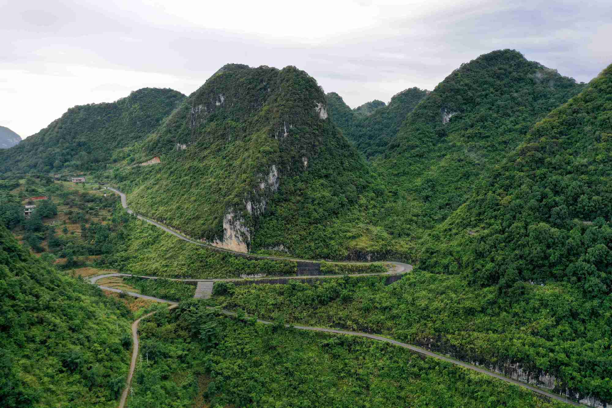 广西凤山:群山峻岭修天路