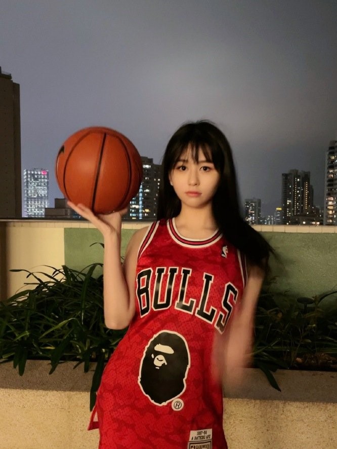 邱淑贞女儿沈月cos赤木晴子 齐刘海黑长直清纯大长腿吸睛