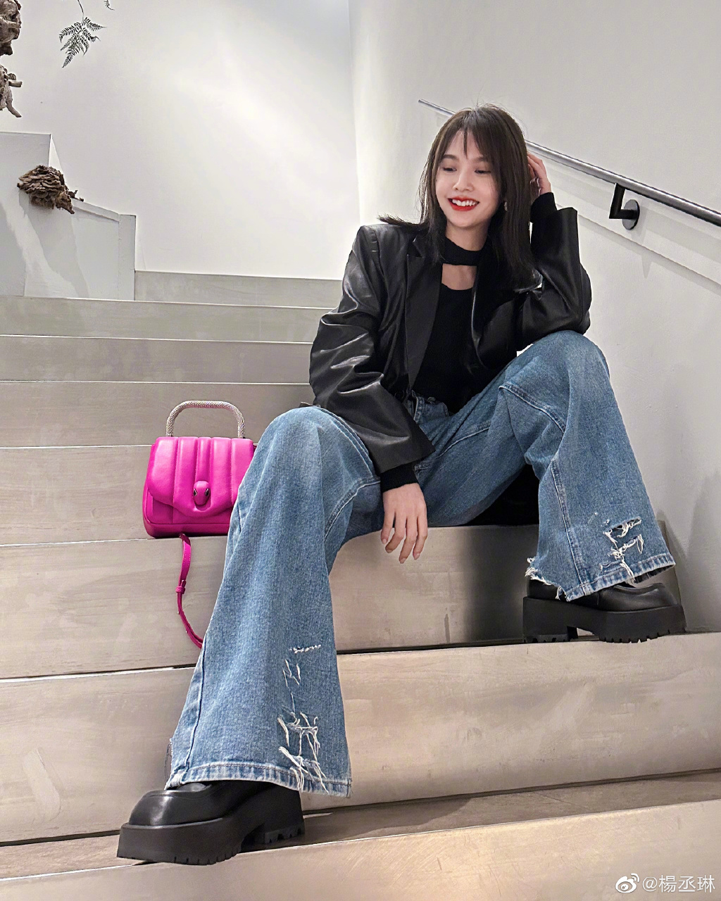 杨丞琳穿搭时尚,红唇诱人