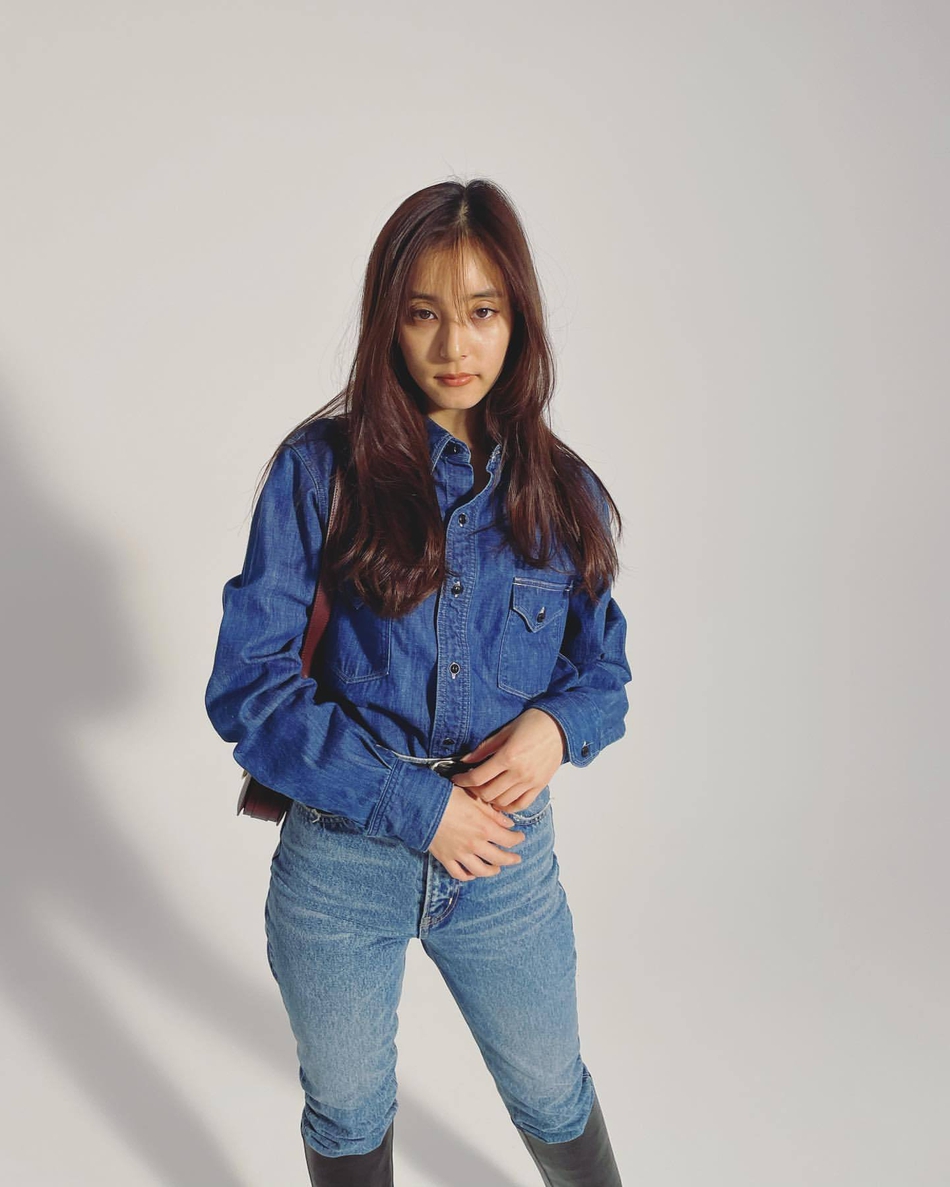 组图:新木优子ins晒写真集花絮图 长腿吸睛笑容亲切温暖