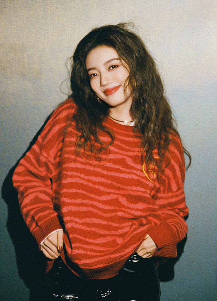 何瑞贤复古氛围感写真释出 着红色虎纹毛衣搭羊毛卷港风感拉满