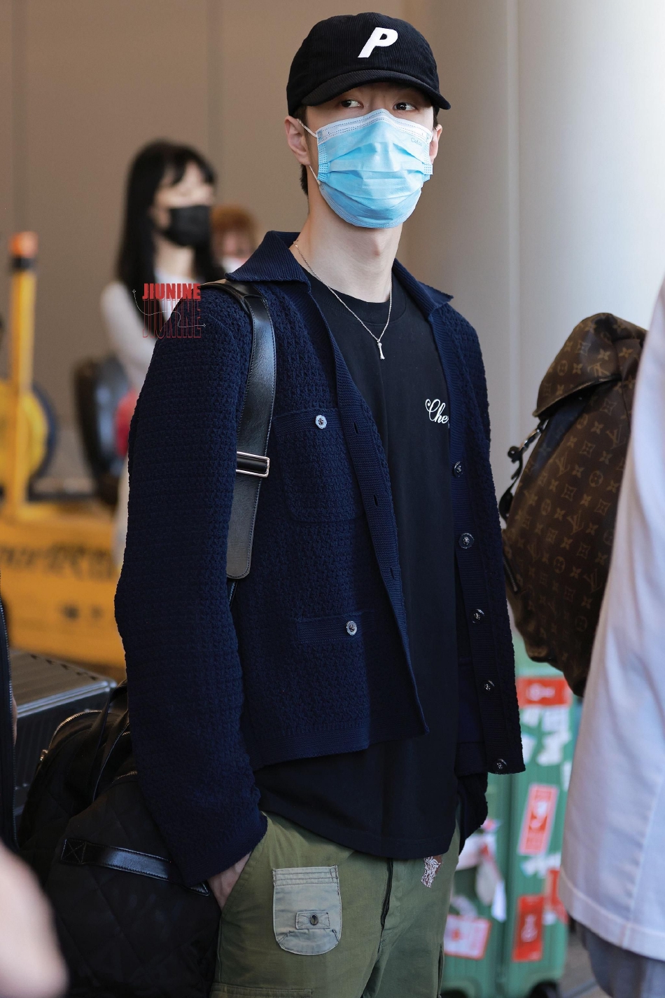 组图:王一博顺利到达洛杉矶 穿黑上衣搭工装裤潮流范十足