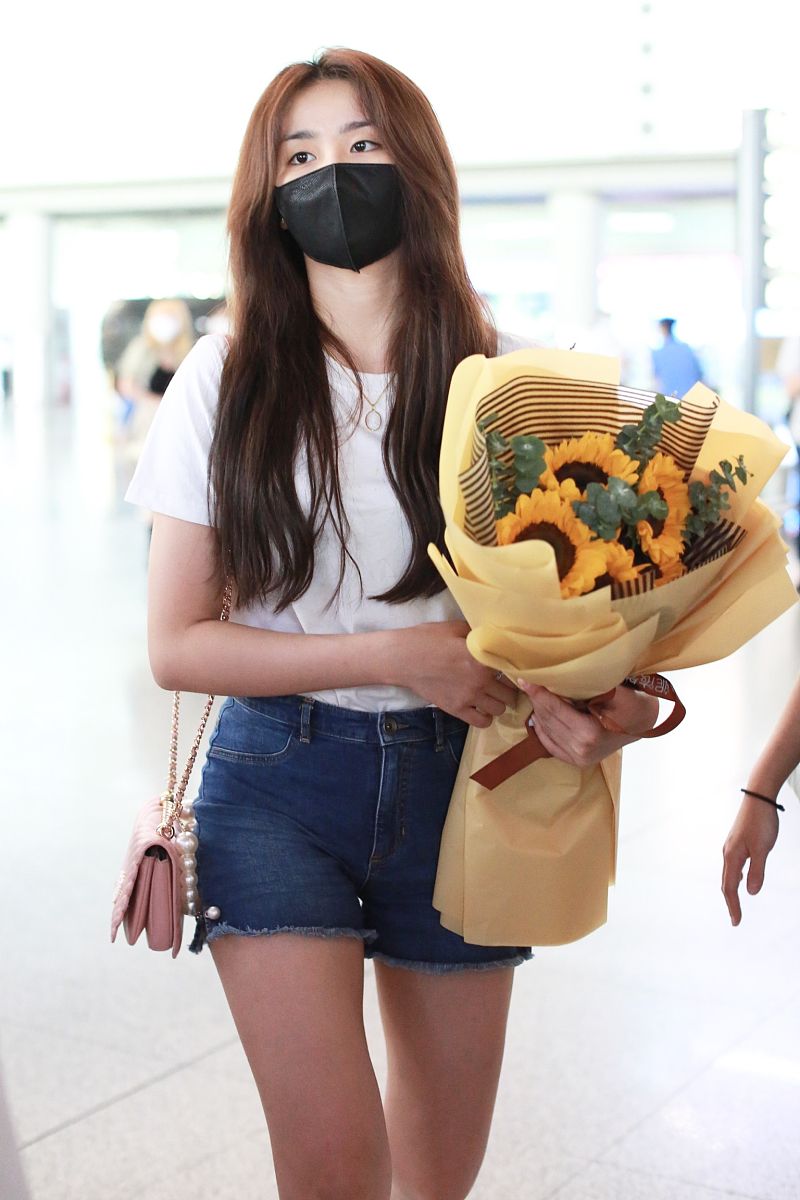 金子涵街拍:moschino白色t恤calzedonia牛仔短裤青春活力