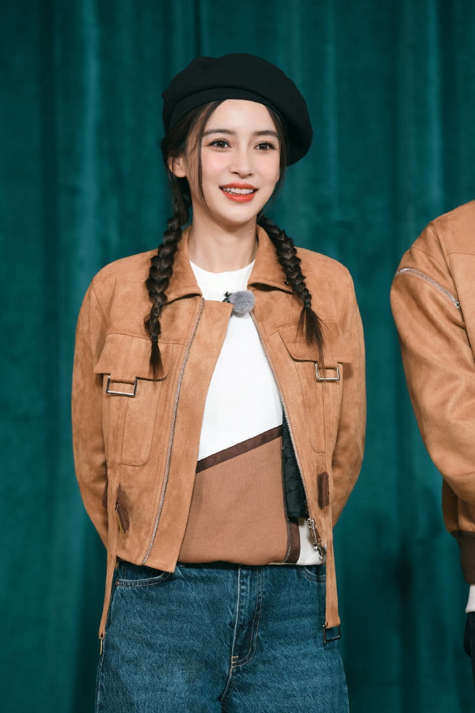 组图:angelababy麻花辫搭贝雷帽俏皮可爱 复古外套简约大气