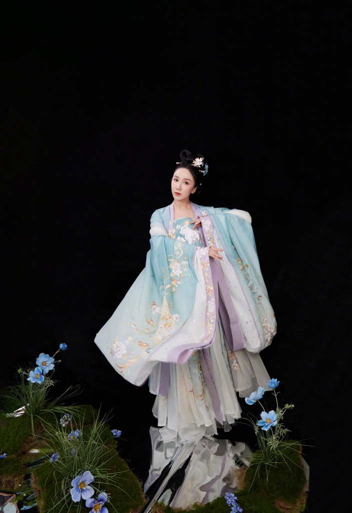 娄艺潇《高山流水觅知音》汉服造型写真 古装琵琶佳人翩翩起舞