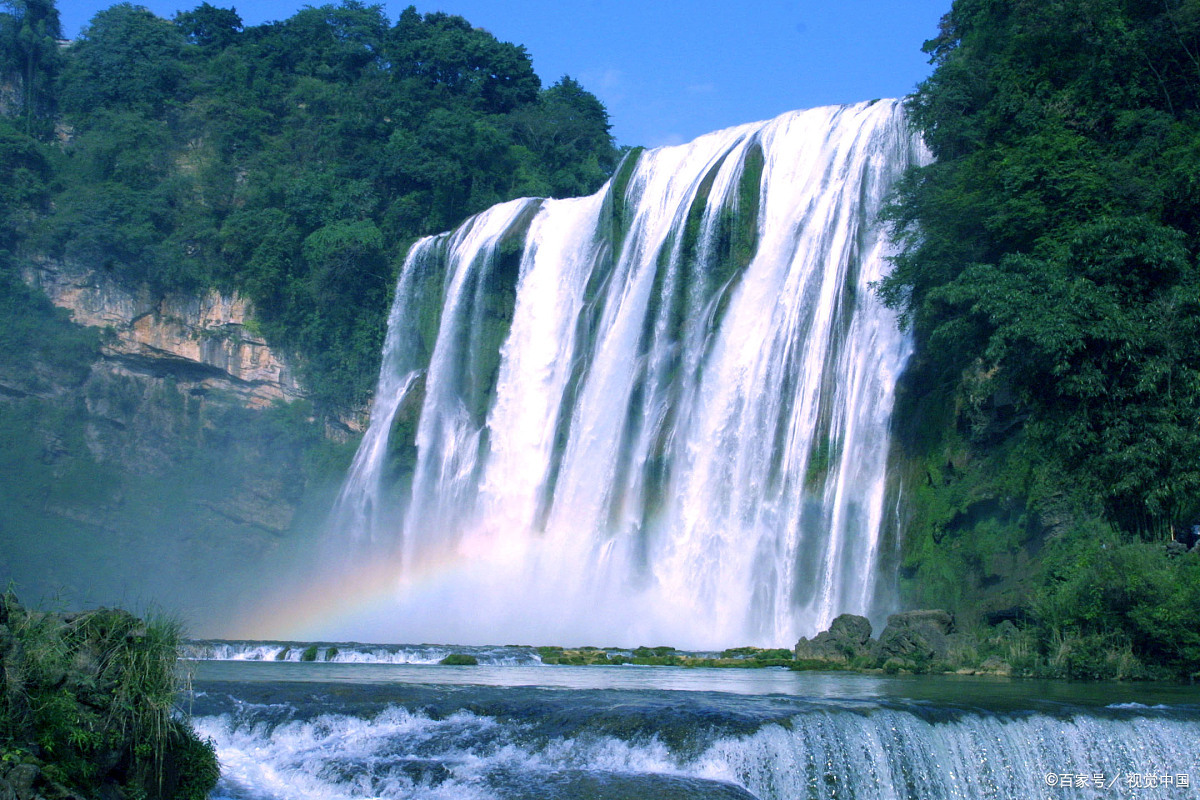 山顶瀑布"飞流直下三千尺,疑是银河落九天"——唐代:李白