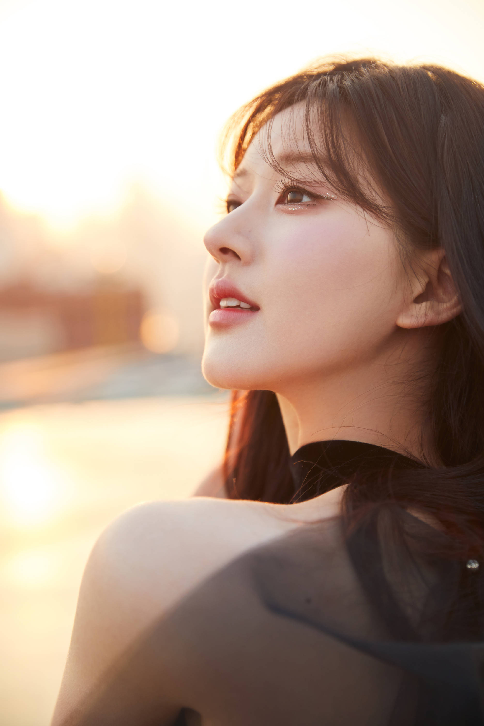 赵露思户外摄影,背景是上海外滩