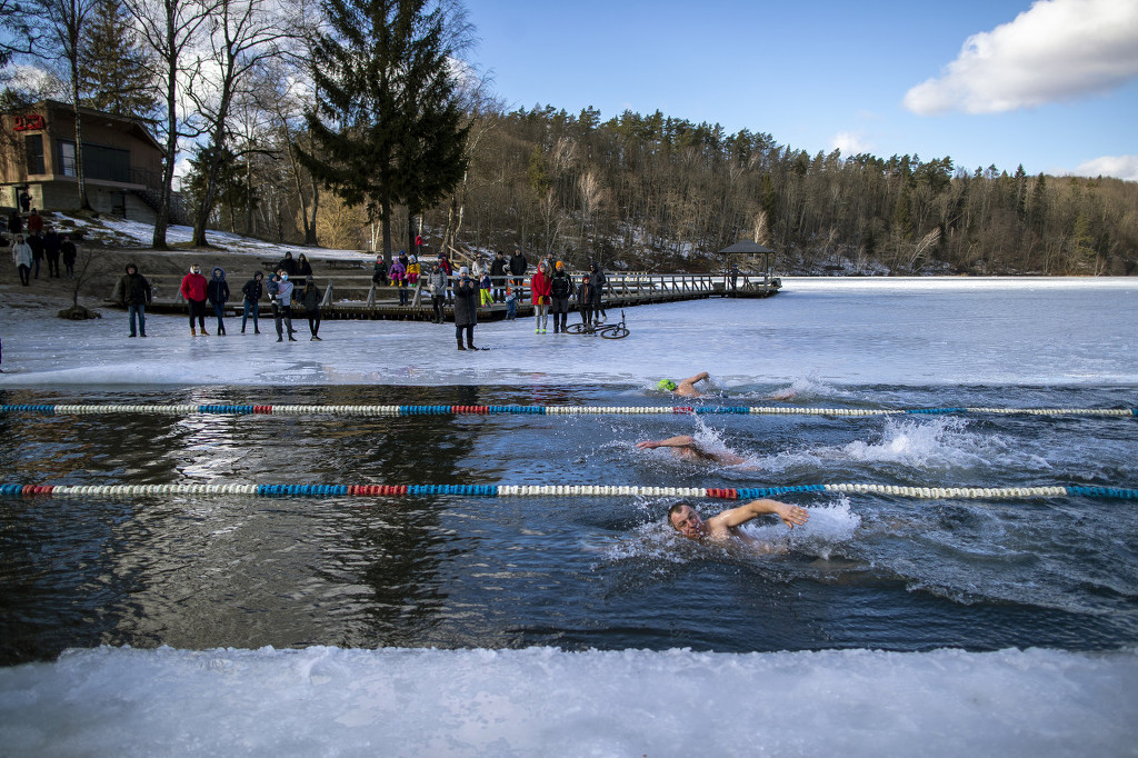 立陶宛举行冬泳比赛 参赛者不畏严寒"劈波斩浪"